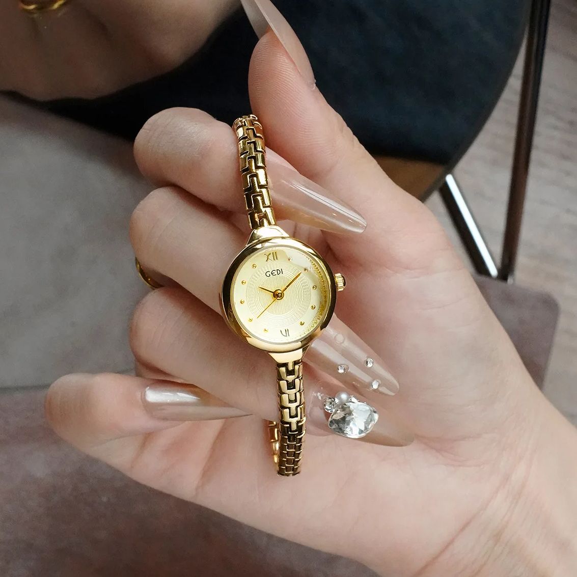 นาฬิกาข้อมือผู้หญิง ดีไซน์หรูห - Luxury Watch Deals บทวิจารณ์และราคา